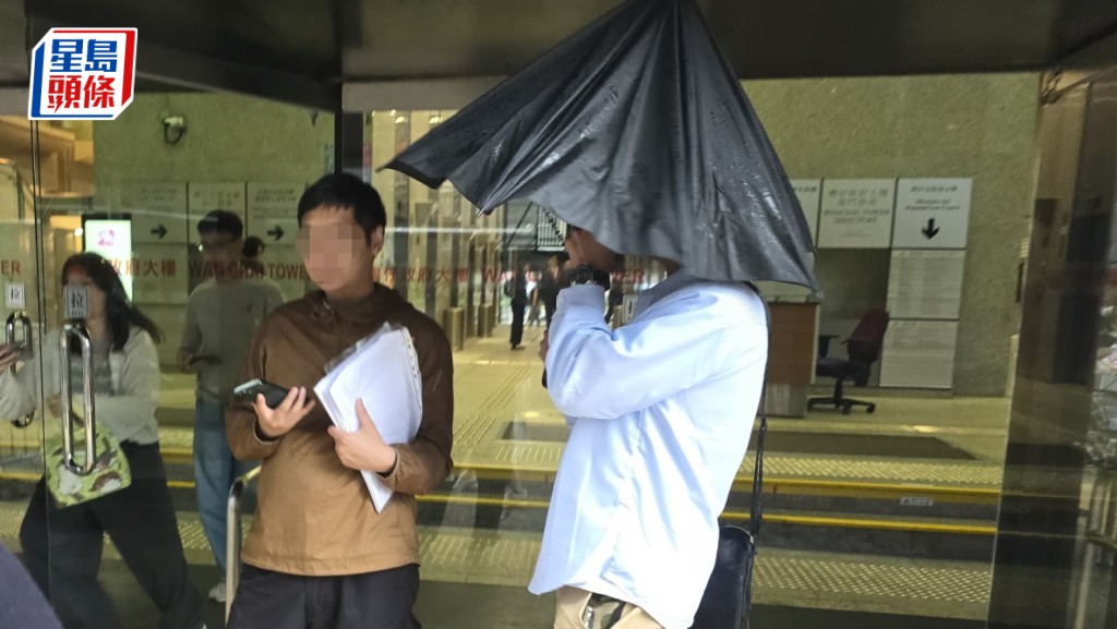 首被告胡漢傑（持傘）。王仁昌攝