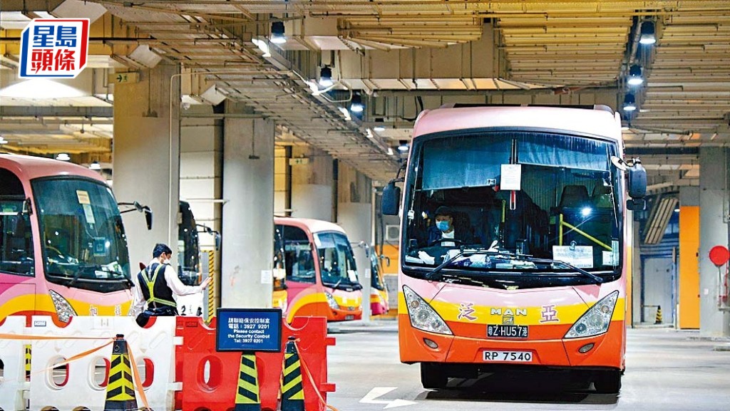 陳美寶指當局留意到本地客車和跨境巴士服務的需求有所上升 ，對業界人手的情況持續也會構成挑戰。資料圖片