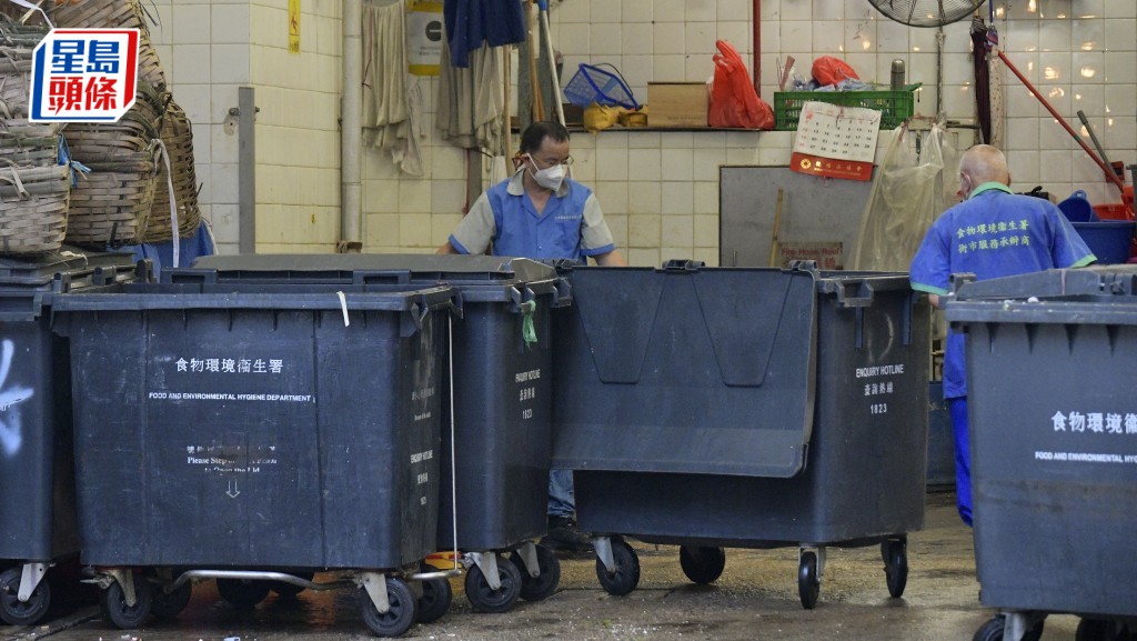 不少垃圾站無員工休息設施，議員倡制定改善時間表。資料圖片 