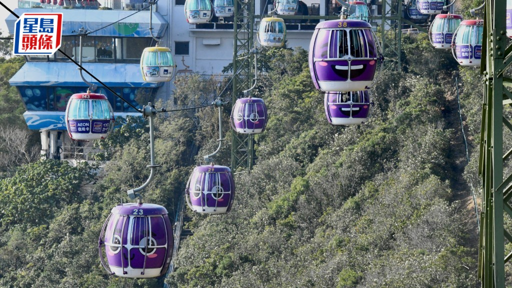 西區警區為六部海洋公園纜車及一部纜車模型披上「提子」的外貌