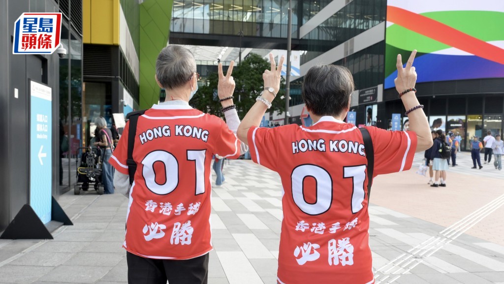 全運會︱港隊男子手球主場爭銅牌 市民穿應援球衣撐場：香港必勝！