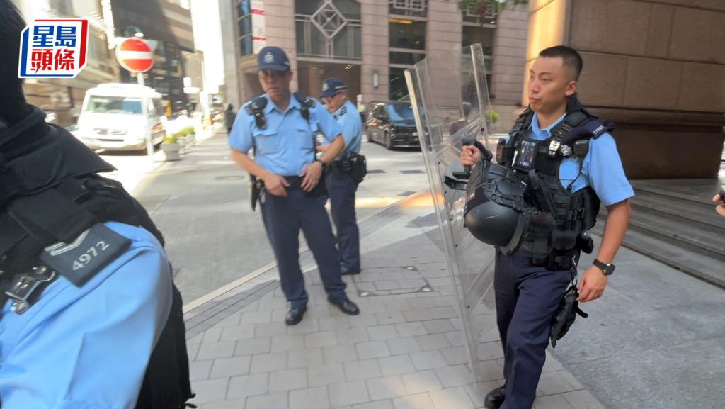 警員穿上戰術背心及手持長盾到場場，氣氛緊張。蔡楚輝攝