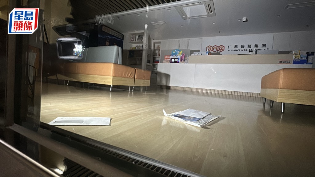 位於尖沙咀的仁滙醫務中心沒有開門,室內遺有信件。劉漢權攝