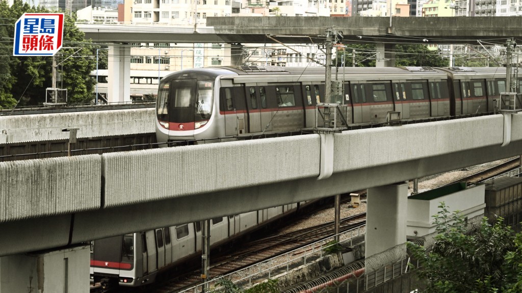 港鐵將由周六(3日)起加強7條鐵路綫的列車服務，本地鐵路綫以及輕鐵7條路綫的班次。資料圖片