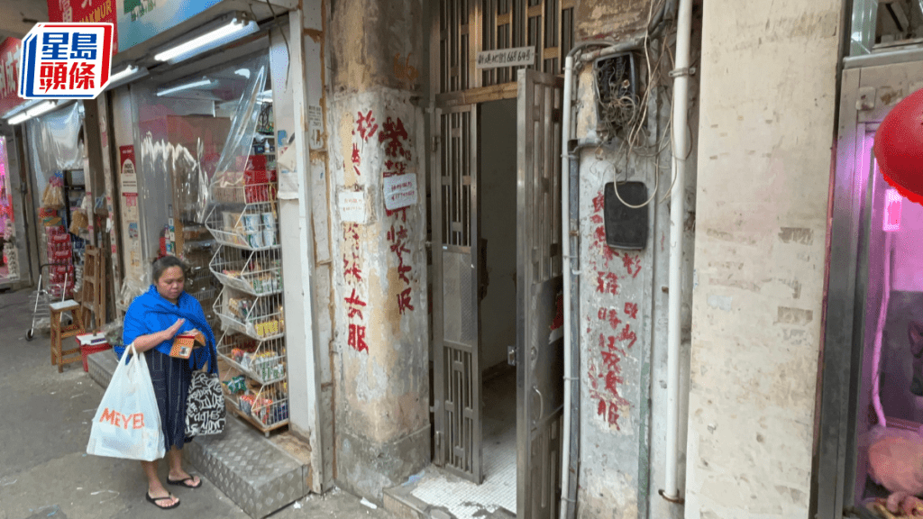 老翁將12箱古玉擺放梯間,被清工當垃圾清走,幸獲歸還。楊偉亨攝