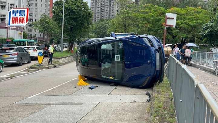 Tesla撞欄後翻側，橫亙在路上。楊偉亨攝