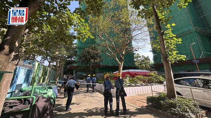 消防員張開氣墊救援。梁國峰攝