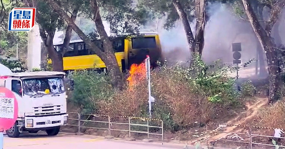 巴士車尾起火。fb:車cam L(香港群組)