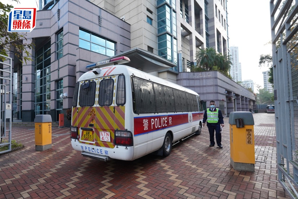 粉嶺圍命案被捕3名男子今早由警車押解上庭。3人同被控阻止屍體合法埋葬，其中2人被控誤殺。葉偉豪攝