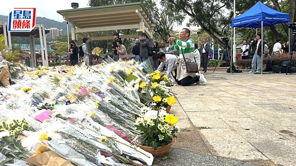 有市民到鄰近火災現場的廣福休憩處，跪地上香拜祭亡魂。劉漢權攝