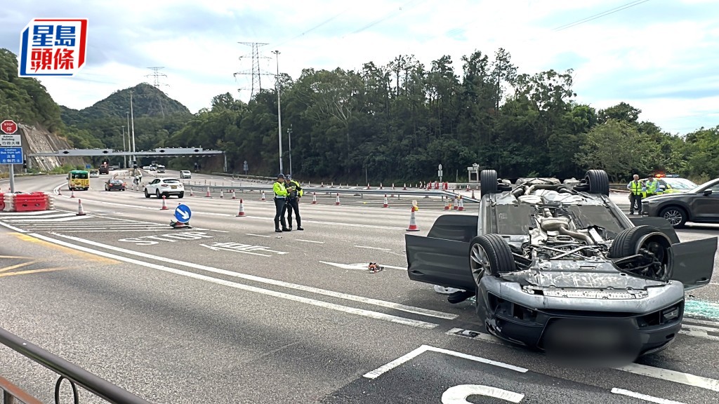 私家車反肚，司機被困受傷。劉漢權攝