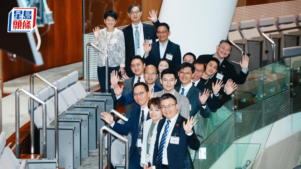 立法會秘書處一連兩日為新一屆議員開簡介會，今天（12日）主要是「新丁」上堂學習議會申訴制度、行政署及律政司簡介等。汪旭峰攝