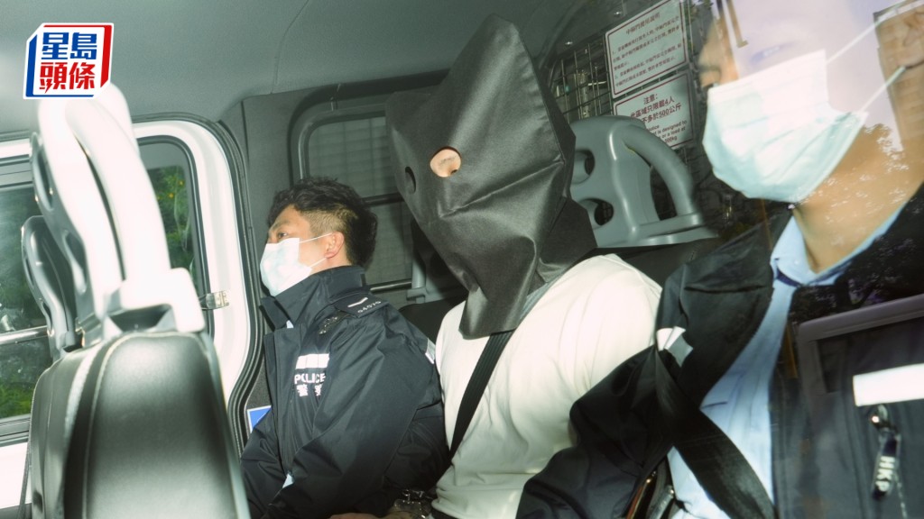 男被告黎耀恆（白衫頭套）。劉駿軒攝