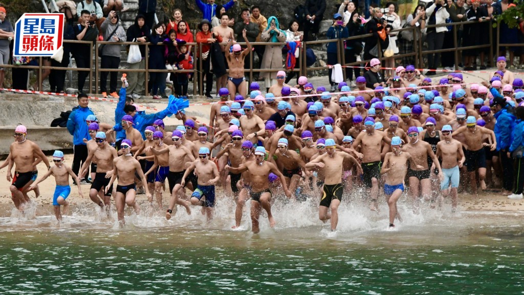 一年一度元旦冬泳今日(1日)早上在淺水灣泳灘舉行，有逾1200人參賽。梁國峰攝