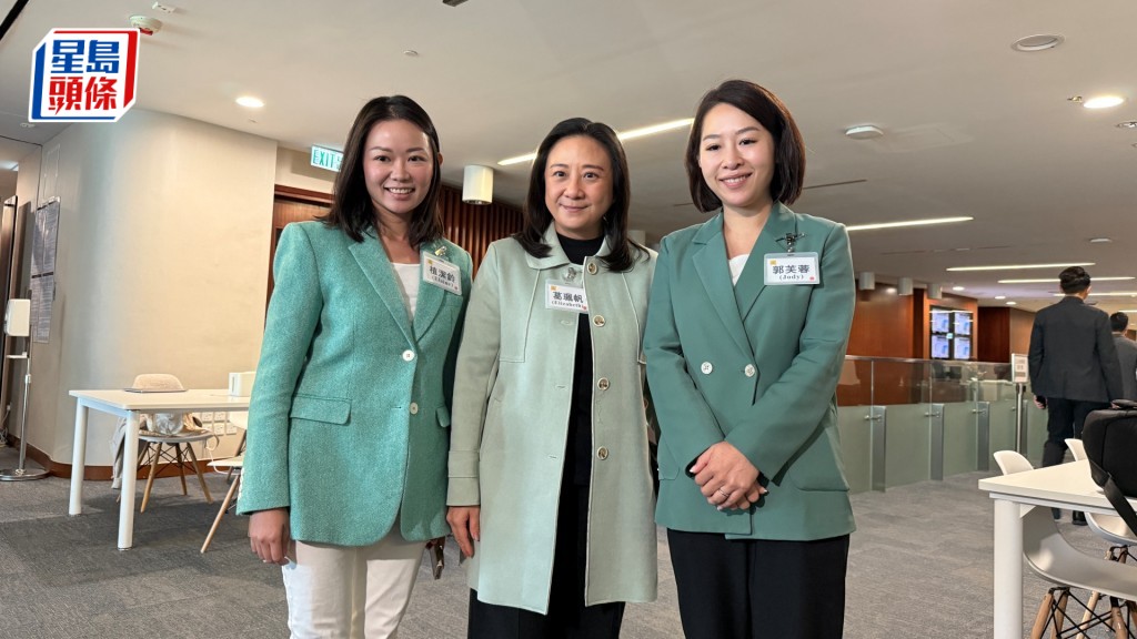 議員葛珮帆、植潔鈴及郭芙蓉不約而同齊齊穿上綠色外套。