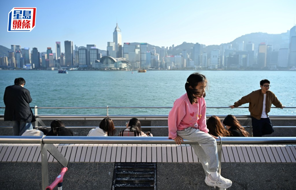 本港今早天氣寒冷，市區氣溫普遍下降至攝氏12度左右。資料圖片