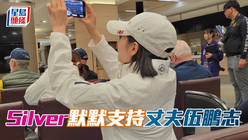 伍鵬志做訪問時,太太ilver王麗銀(圖) 充當攝影師,為丈夫拍照及拍下訪問短片,默默支持丈夫,非常甜蜜。
