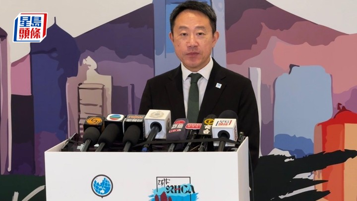 海關關長陳子達會後面見傳媒。