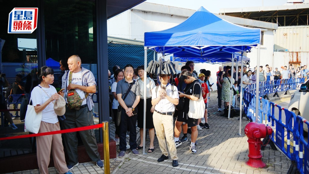 解放軍海軍「戚繼光艦」及「沂蒙山艦」編隊，今日（1日）開放予公眾登艦參觀。