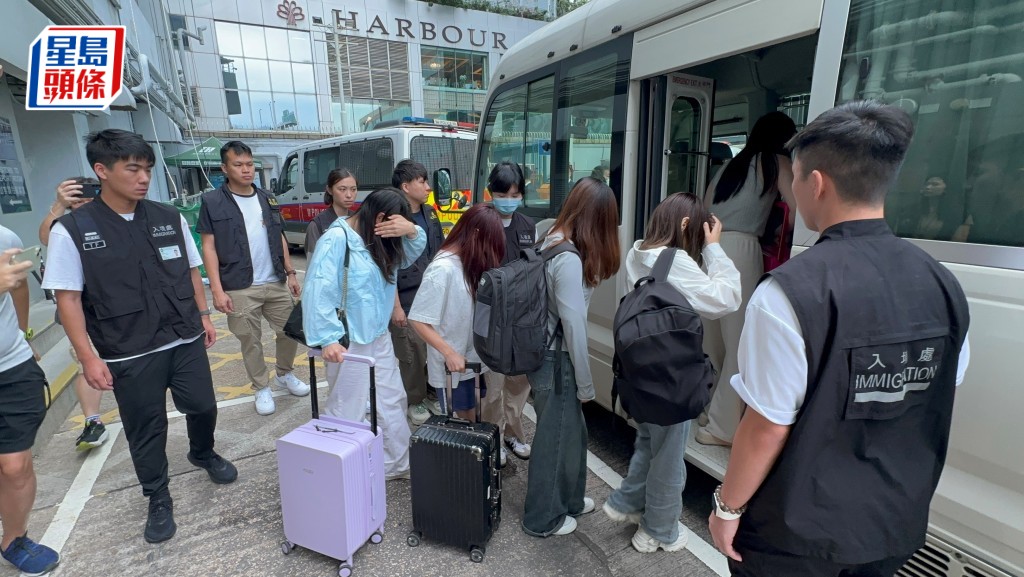 被捕女子由入境處帶走調查。梁國峰攝