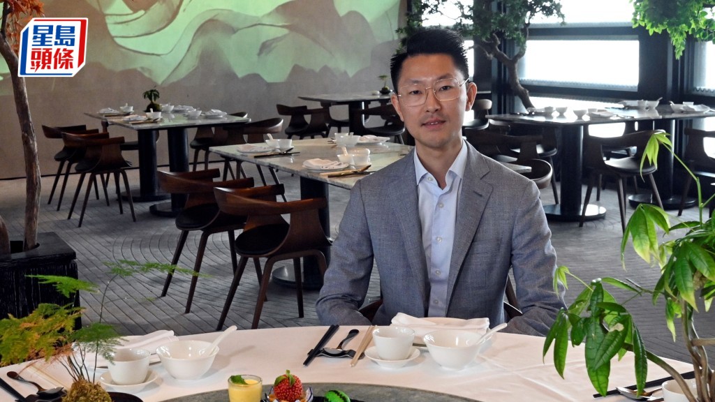 被告之一吳振宇去年仍在「CVIEW華」接受訪問推廣菜式。資料圖片