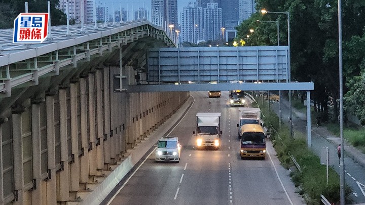 屯門公路受影響路於清晨修復，全面解封。黎志偉攝
