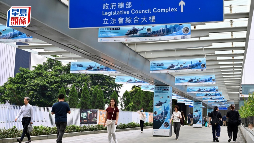 行政长官会同行政会议决定向公务员职方提出薪酬调整方案，公务员划一加薪2%。资料图片