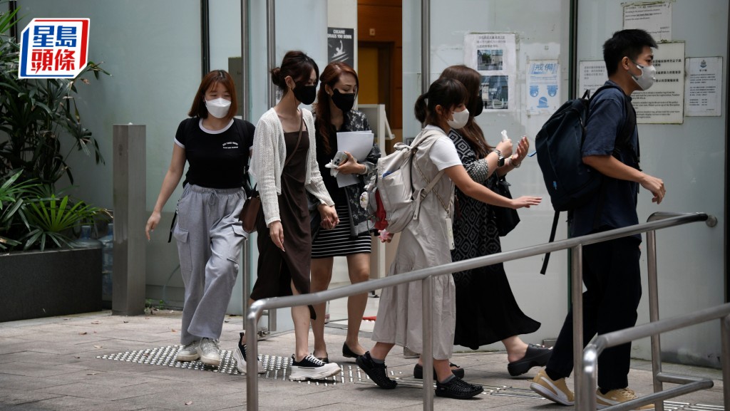 家屬認屍後黯然離開殮房。楊偉亨攝