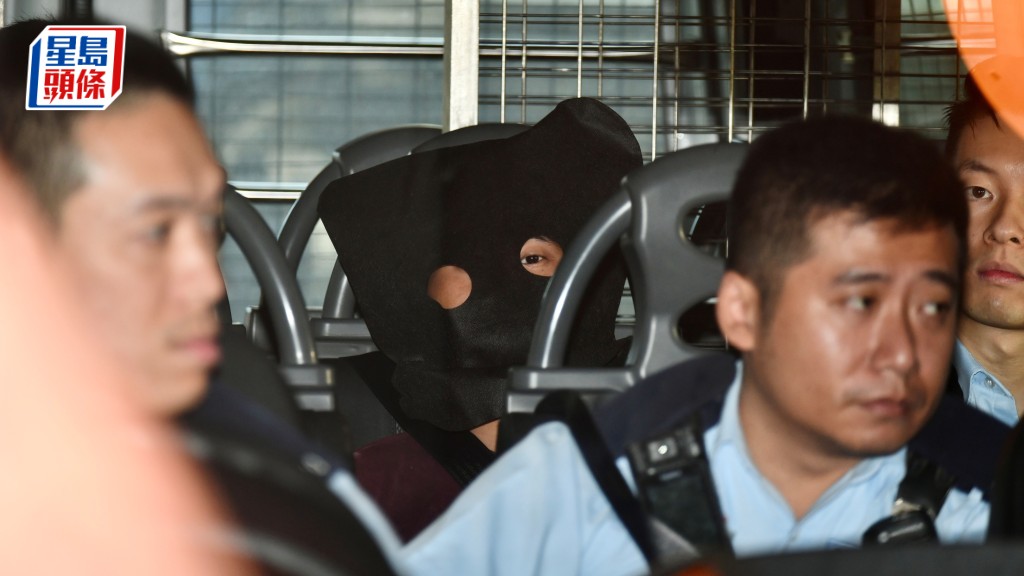 31歲被告韓國忠（蒙頭者）今早由警車押解往法院提堂。盧江球攝