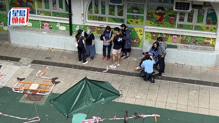 將軍澳男子墮樓亡,家人傷心痛哭。楊偉亨攝