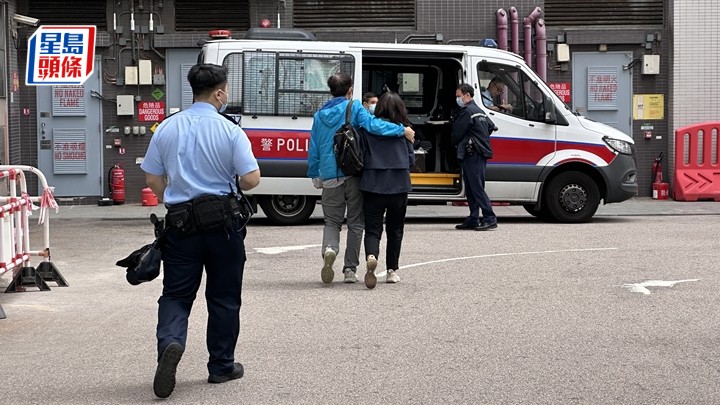 16歲少女的父母由警員帶上警車。梁國峰攝