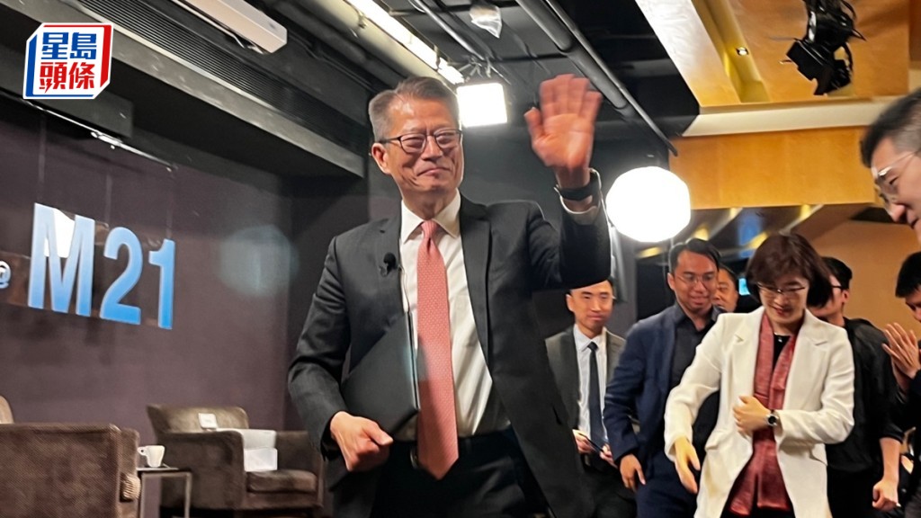 預算案｜陳茂波與青年學生互動交流 強調法定機構需盡力維持收支平衡。李健威攝