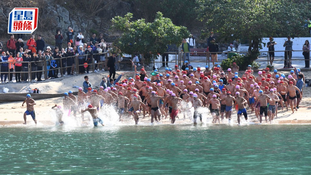 一年一度的元旦冬泳於今日元旦（1日）在淺水灣泳灘舉行。