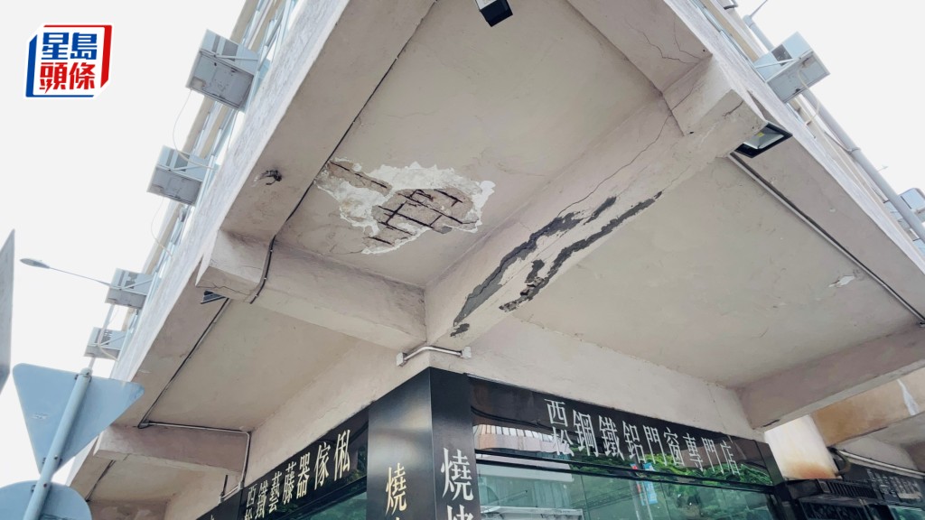 唐樓簷篷石屎墮下,露出鋼筋。蔡楚輝攝