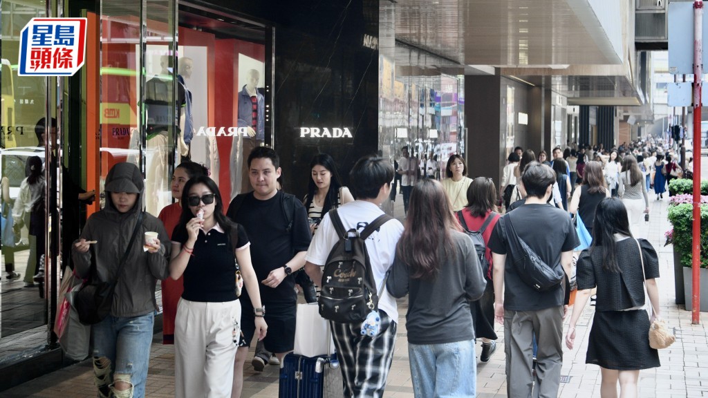 清明節連假期間，尖沙咀一帶人流暢旺。