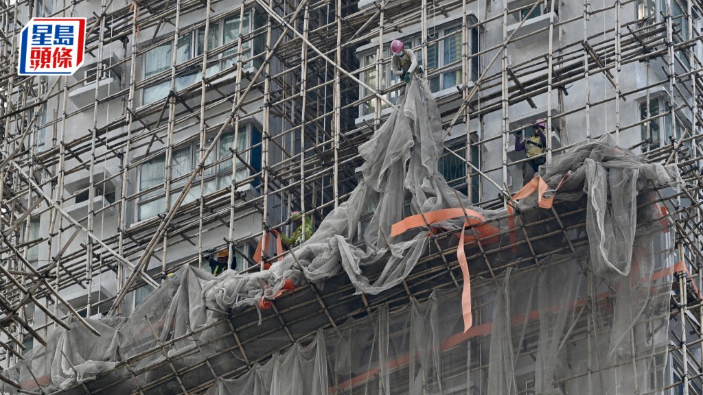 拆網限期今屆滿，屯門怡樂花園工人趕工，冀於限期前完成工作。