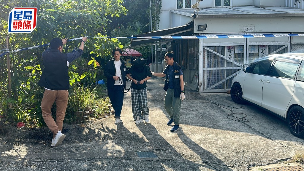 被告羅麗珍珠(蒙頭者)被控謀殺罪。資料圖片