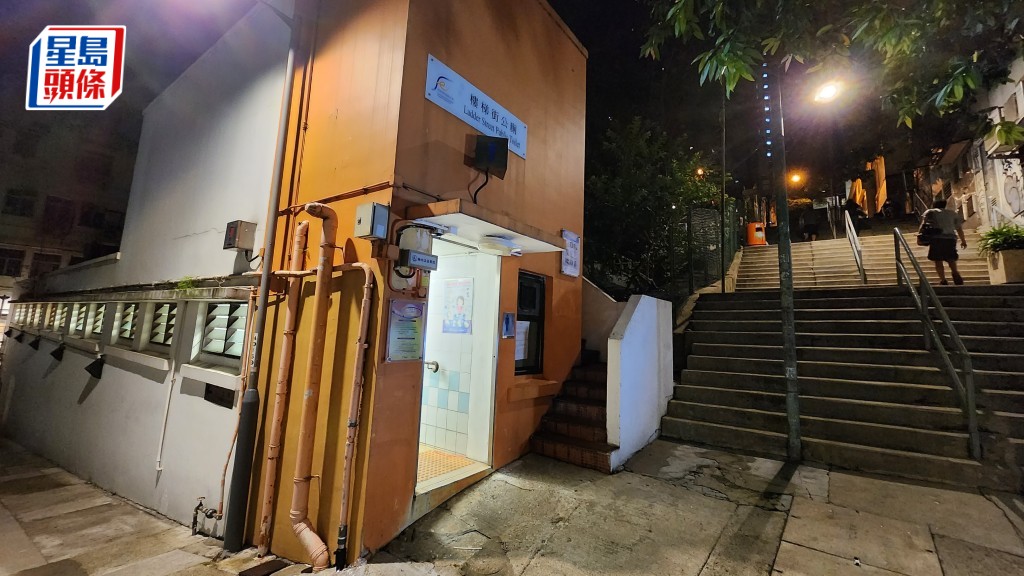 一名男子在樓梯街公廁對開露體。黎志偉攝