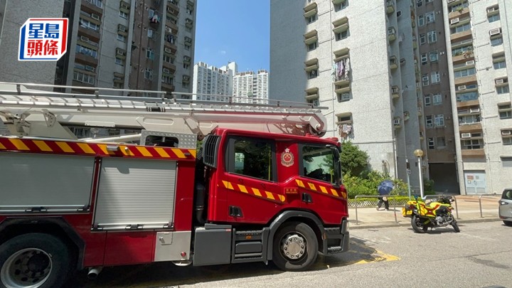 兩名工人被困在28樓外吊船上，消防到場拯救。