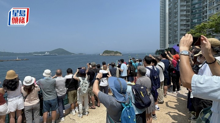 海怡半島海濱逾500名市民歡送艦隊離港。楊偉亨攝