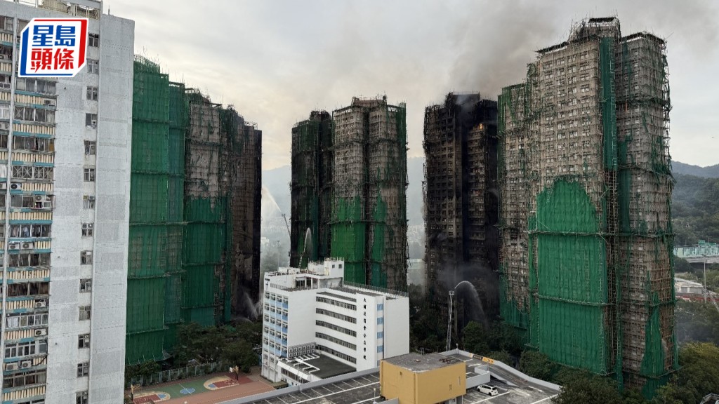 房屋署本周五開始移除宏昌、宏泰及宏新閣三廈被燒毀棚架。資料圖片