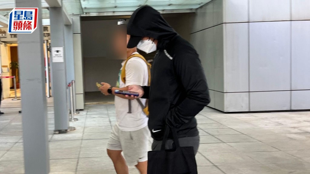 次被告陳卓軒(右)今出庭作供。王仁昌攝