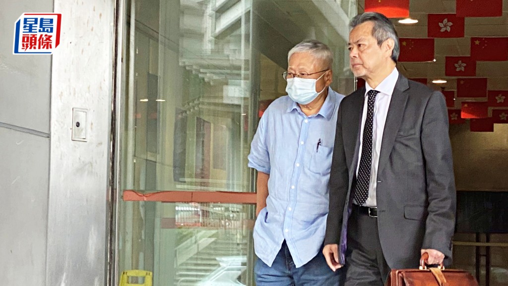 西醫陳石開(左戴口罩者)涉酒駕及違反交通標誌指示,獲准保釋候訊。雷璟怡攝