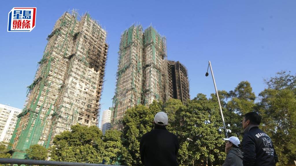 政府正陸續透過社署「一戶一社工」，主動接觸受火災影響的宏福苑業主，全面、有序地收集每戶業主就長遠安置方面的初步意願。資料圖片