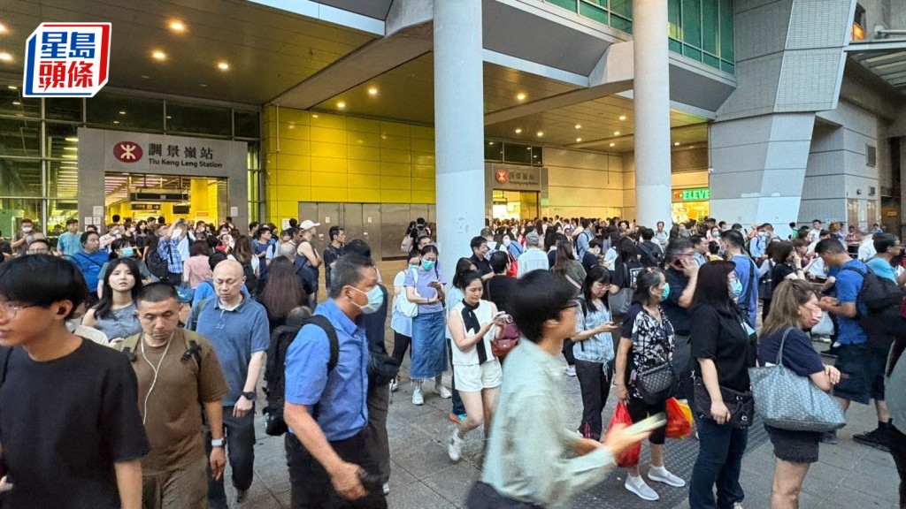 將軍澳線停駛・多圖|調景嶺站外人頭湧湧 逾300人等候穿梭巴士 將藍隧道現車龍