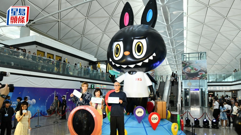 香港國際機場離境大堂展出全球最大的Labubu裝置。盧江球攝