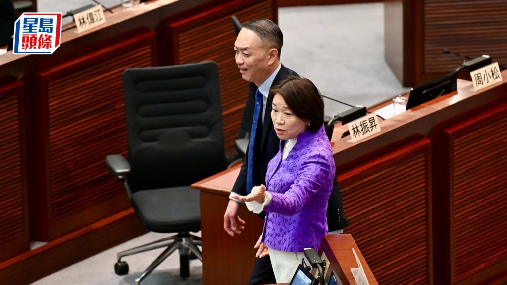 梁美芬被同党议员补上发言，会后主席台前理论。