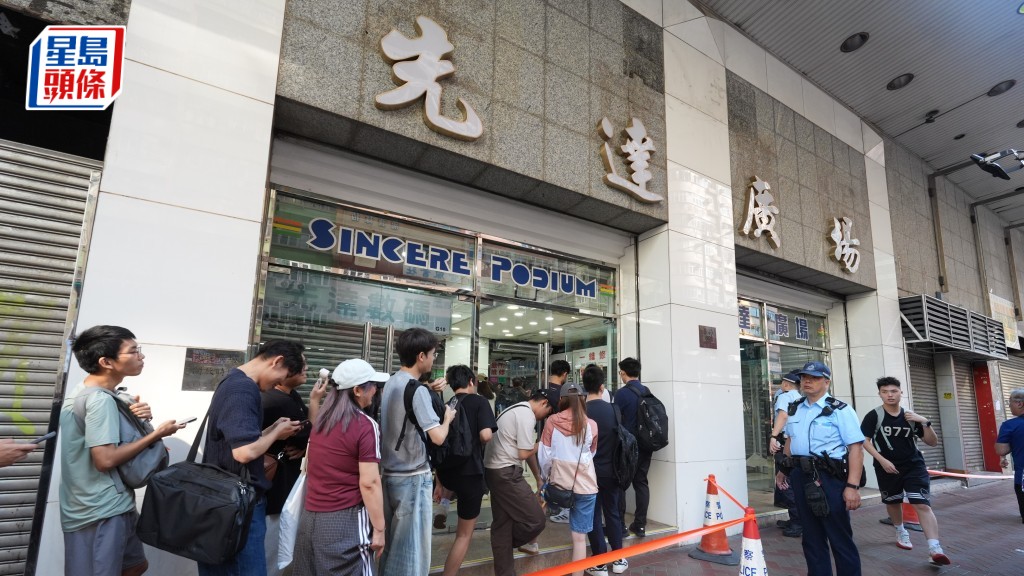 iPhone Duo 開賣，大批「果農」到先達放機。 