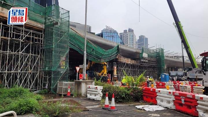 吊臂車撞毀天橋底的建築棚架。網上圖片