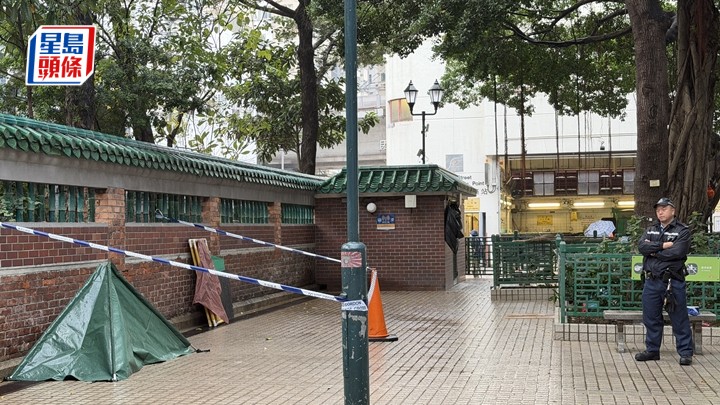 警員用帳篷遮蔽遺體展開調查。梁國峰攝